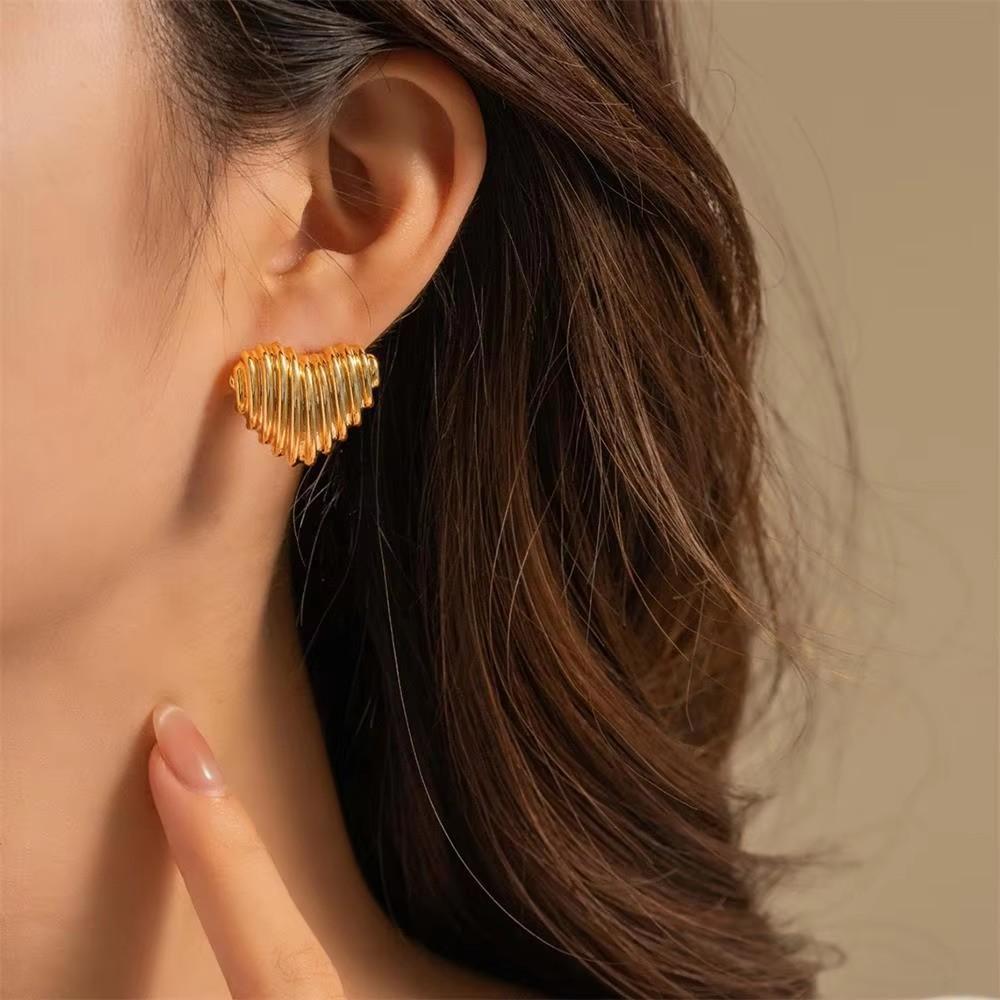 Vintage Metal Striped Texture Heart Stud Earrings for Women 18K Gold Color Plated Love Heart Earring Charm Party Jewelry Gift