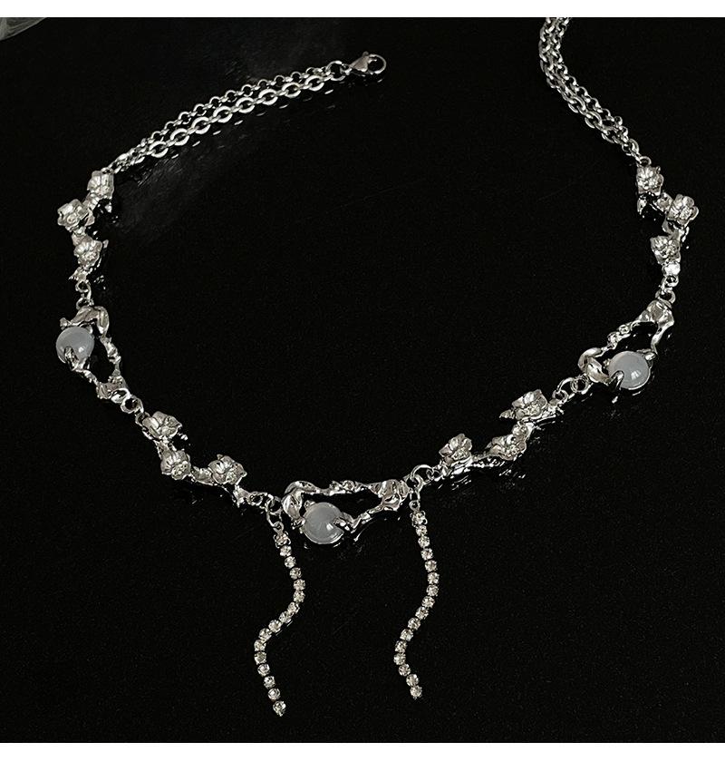 Design di nicchia, collana con nappa di fiori di vite personalizzata, lusso leggero da donna, sensazione di alta qualità, collana con inserto antivento freddo, catena con osso di lucchetto