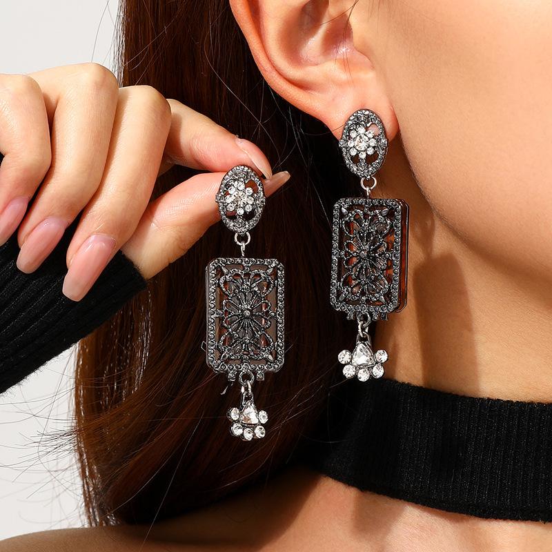 European and American luxury diamond-encrusted European geometric pendant, fringed earrings, personalized design, high-end earrings.