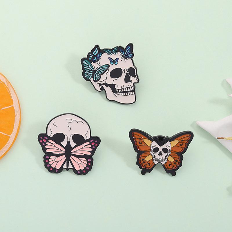 Halloween Totenkopf Schmetterling Emaille Pins Gotischer Skelettkopf Mystische Schmetterlings Broschen Revers Abzeichen Schmuck Geschenk für Freunde