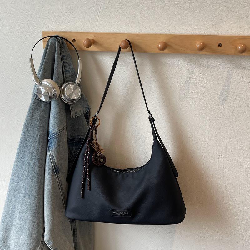 

2025 autumn and winter new women s soft leather simple tote bag solid color fashion trend casual shoulder bag underarm bag no pendant