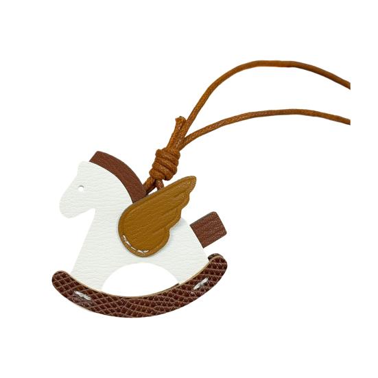 Väskhänge Miljövänlig Gunghästnyckelring i konstläder med repsnodd Vingdesign Väskor Biltillbehör