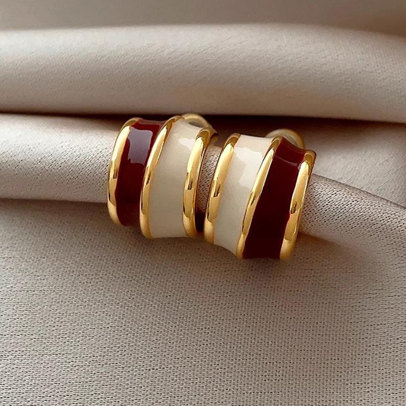 

Retro irregular Maillard earrings light luxury high-end autumn and winter stud earrings design simple and versatile earrings красный