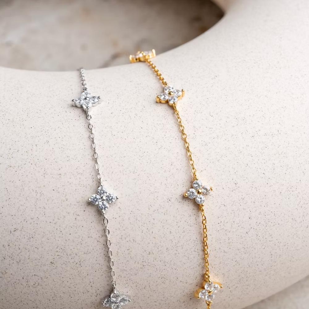 Minimalistisches Glücksbringer Süßes Besetztes Kleeblatt Armband für Damen Mädchen Verstellbare Goldfarbene Gliederkette Klassischer Französischer Schmuck Geschenk