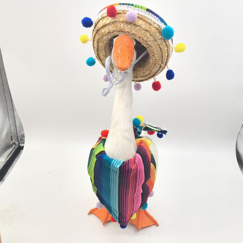 Chovatelské potřeby Bílá husa Klobouk Šátek Sada Dekorace Velká bílá husa Barevný kožešinový míč Slaměný klobouk Pruhovaný trojúhelníkový šátek