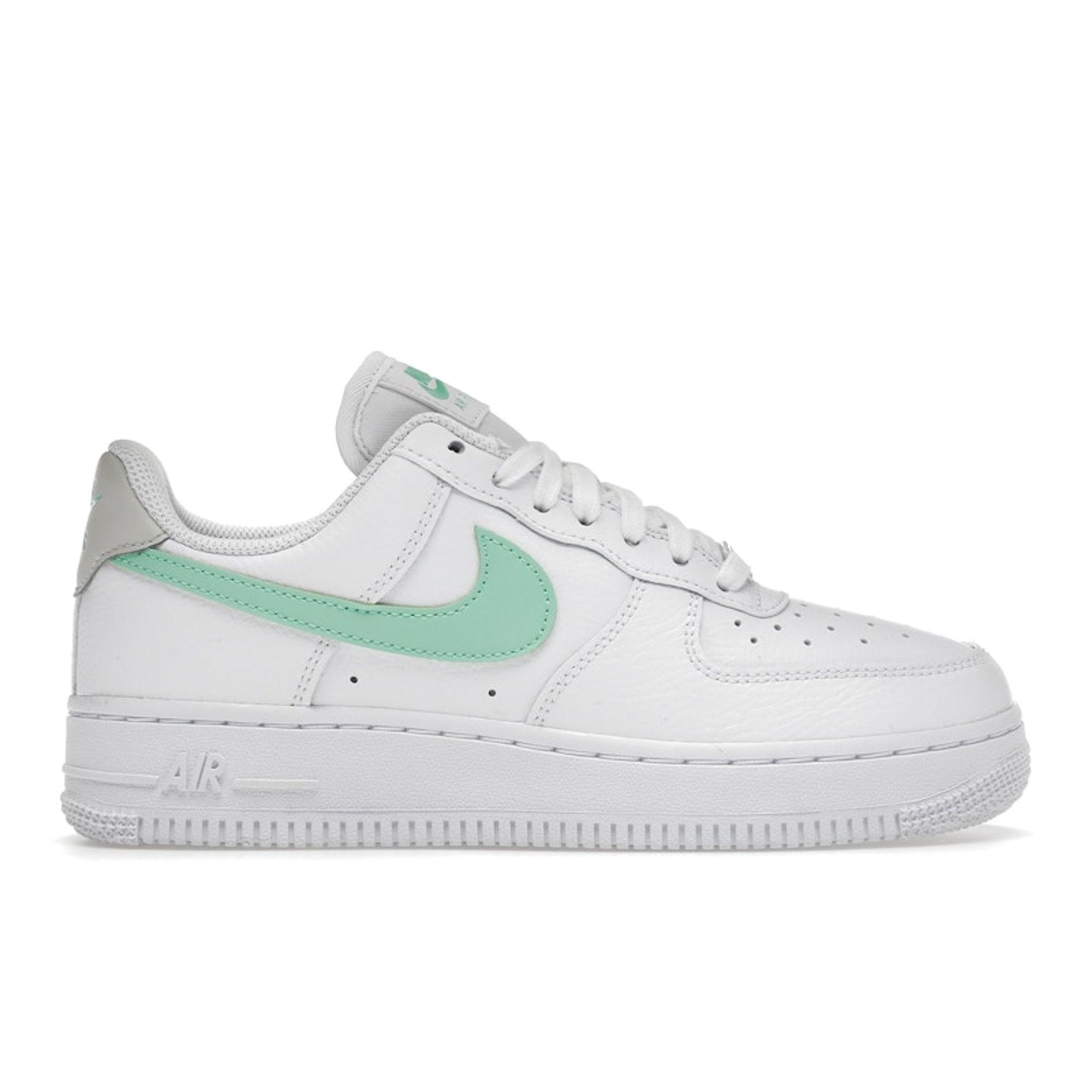 

Женские кроссовки Nike Air Force 1 07 White Green Glow Light-Bone 315115-164 36