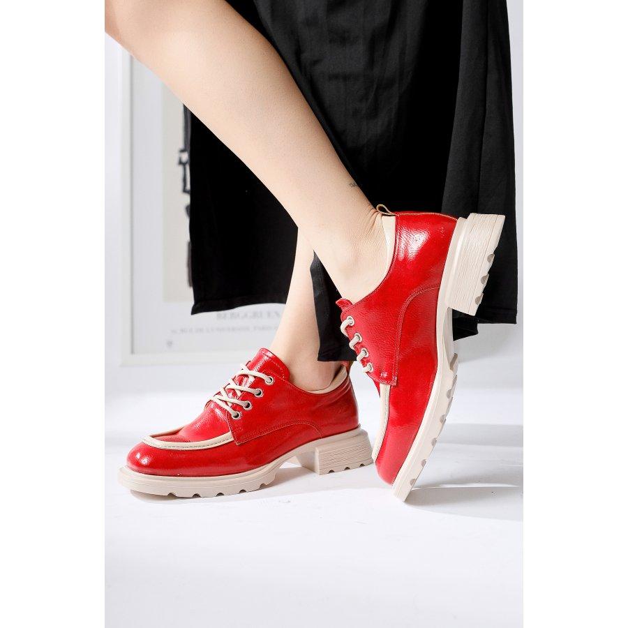 Damen-Freizeitschuhe aus Kunstlackleder mit dicken Sohlen und Mokassins