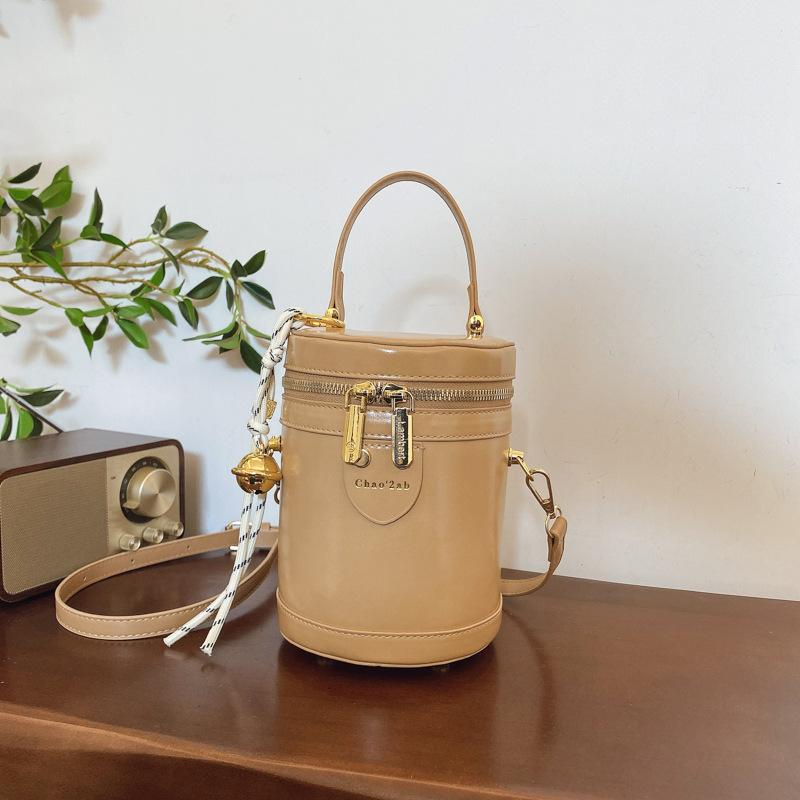 Retro simple small bag women's 2025 spring new portable bucket bag high-grade texture versatile commuter messenger bag