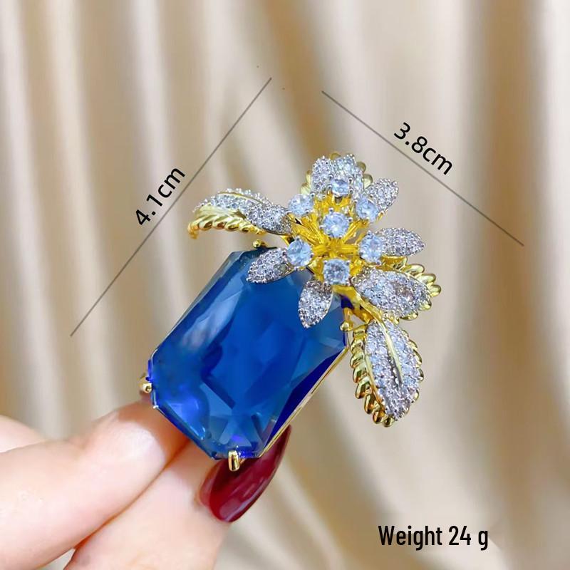 

Элегантный красный значок на лацкан в виде цветка розы с замком мира, прямоугольником из бриллиантов и животным мотивом.