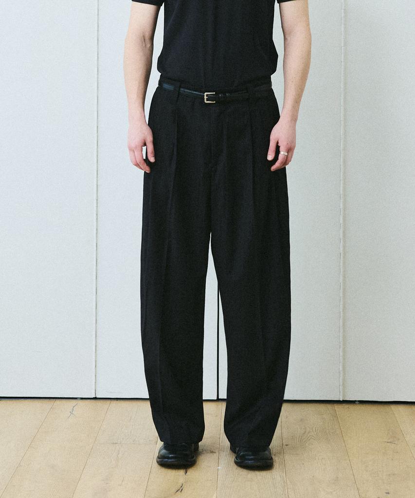 Beleudeunua Three-Tuck Stripe Wide Slacks (Black)