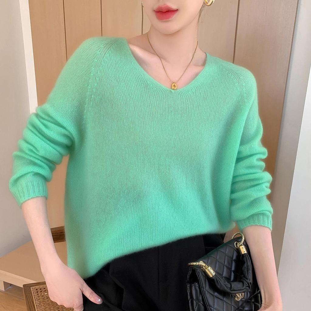 Mulberry Silk V-neck Sweater: Soft, Lightweight Velvet Knit, Women's Loose Fit for Autumn/Winter.