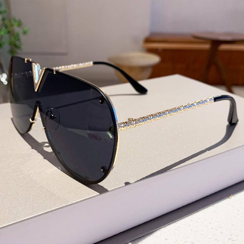 KAMMPT Pilot Sunglasses for Men Women Vintage Oversized Shades with Metal Legs Trendy Designer Outdoor Eyewear