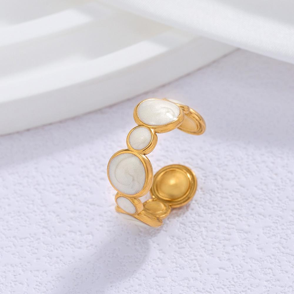Anello in Acciaio Titanio Placcato Oro - Elegante Stile Ins da Donna con Sensazione di Alta Gamma e Design Semplice, Influenza Europea e Americana.