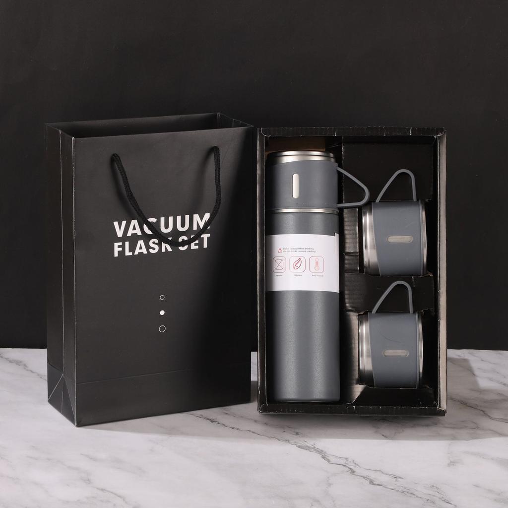 Becher aus Edelstahl 304. Hochwertiges Geschenkset. Eine tragbare 700-ml-Business-Teetasse mit drei Deckeln.