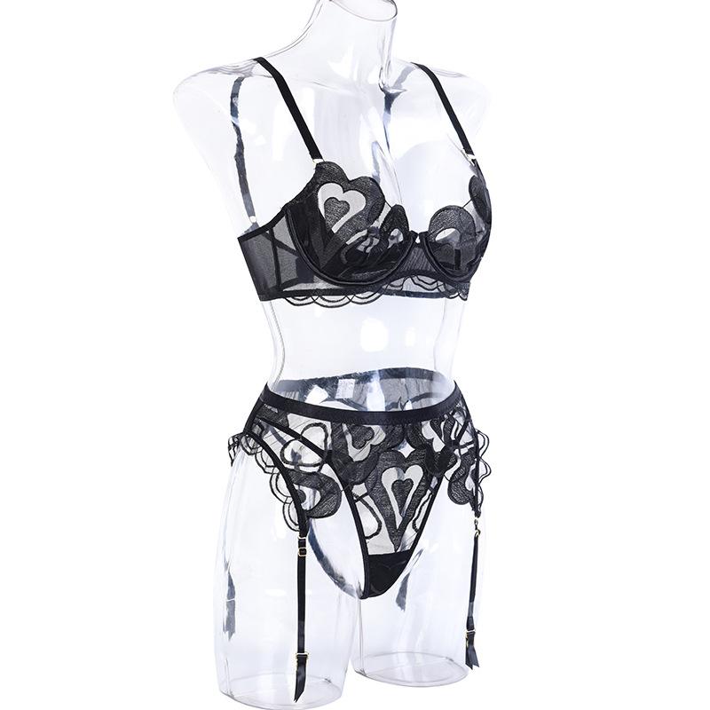 Set di reggiseni in pizzo a 3 pezzi Set di biancheria intima sexy con motivo a cuore scavato Set di biancheria intima di slip neri da donna ZPG