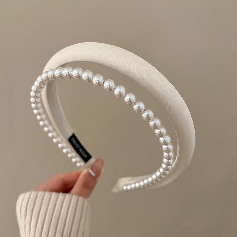 Stylish, Elegant, and Gentle Pearl Headband, A Versatile and Sophisticated Hair Accessory for Women, Perfect for Any Occasion.