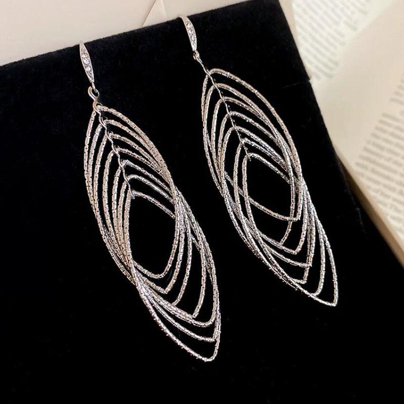 Qianjin Style Diamond Tassel Earrings, Women's New Popular Style, High-end Feel, Light Luxury Vacation Style Earrings, Earrings