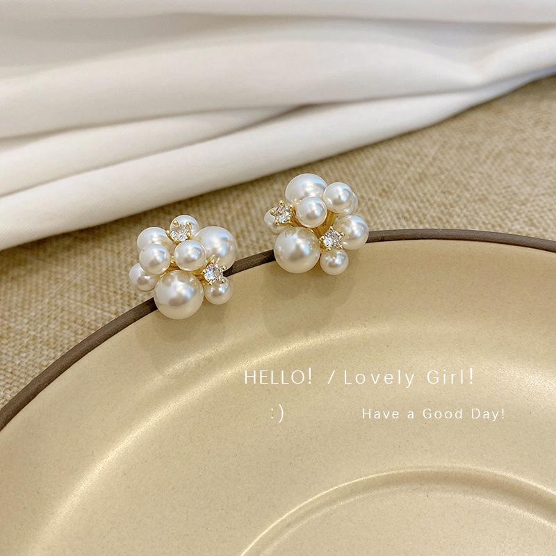 Boucles d'oreilles de luxe tendance 2024 accrocheuses pour femmes: Boucles d'oreilles à clous tendance et polyvalentes pour l'automne et l'hiver