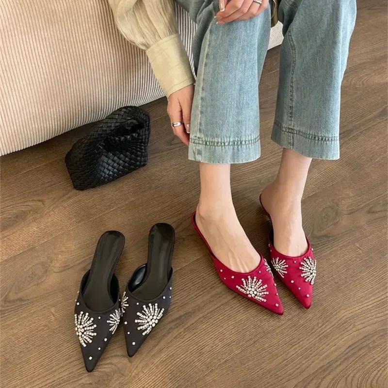 Fashion Fashion Satin Rhinestone Decoration Slide Sandals Women Sexy Pointed Toe Comfort Women Slippers Deluxe Designer Mules Loafers