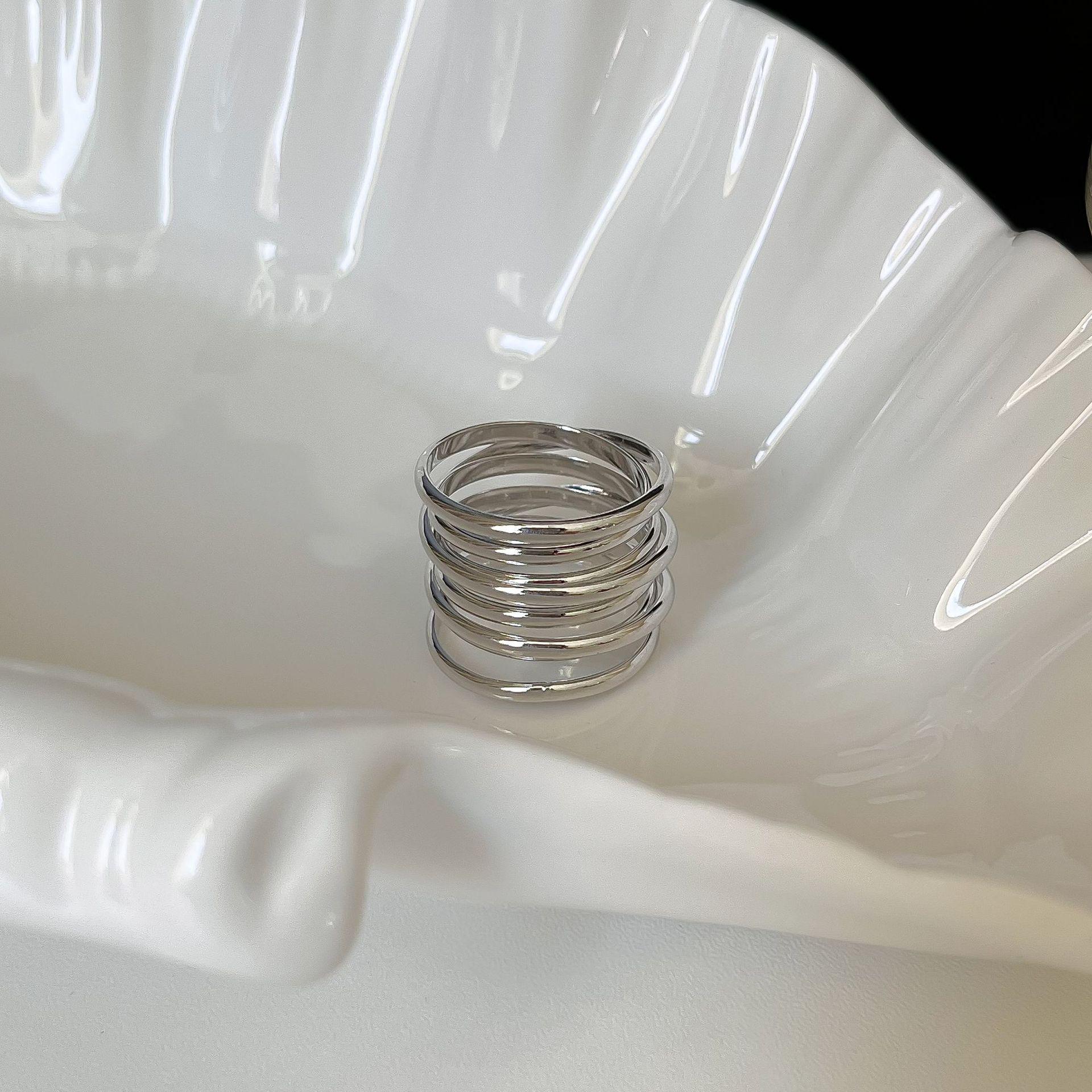 

Женское кольцо из белого золота с медным покрытием - Модный корейский дизайн, Простое, но шикарное, В виде обмотки, Идеально для указательного пальца.