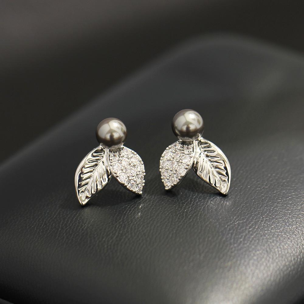 New product sweet and exquisite niche stone leaf earrings temperament versatile black and white imitation pearl silver needle small stud earrings wome
