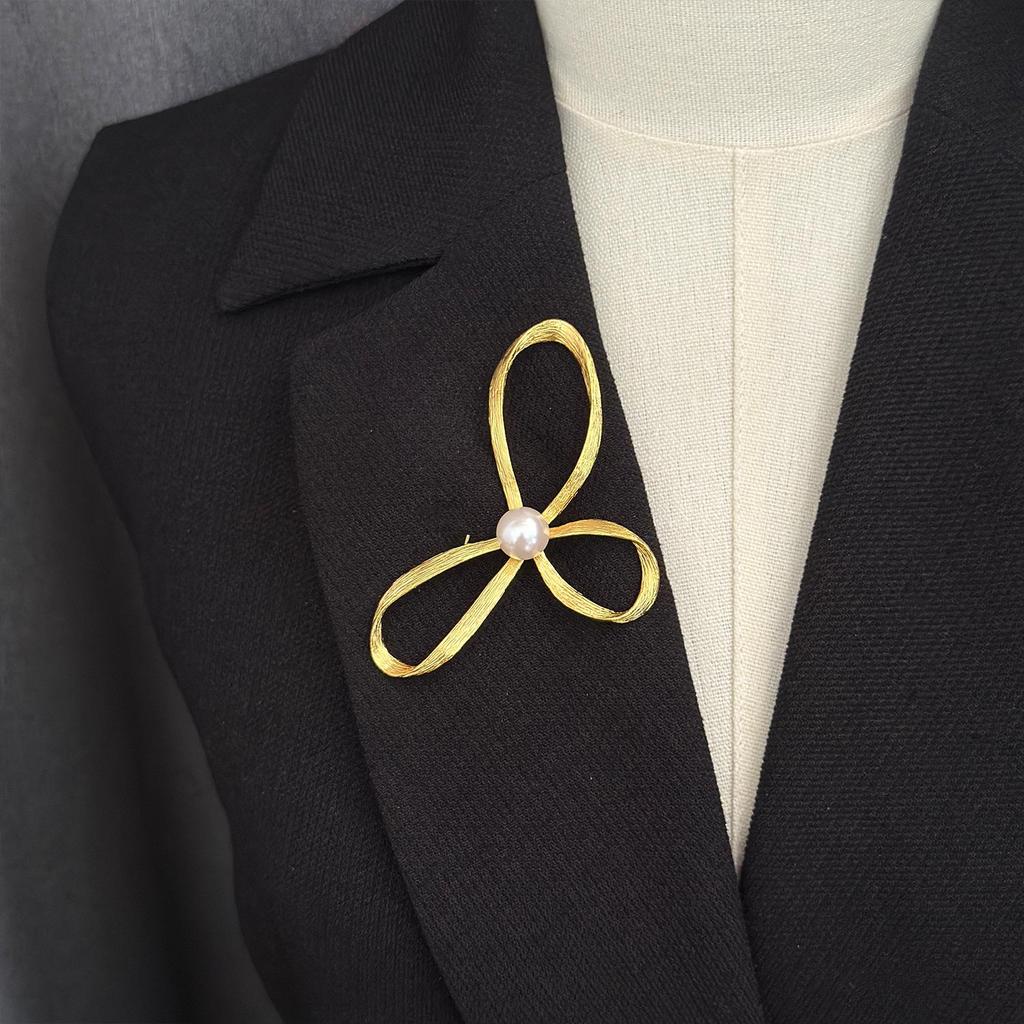 Goldene Seide Schnee-verzierte Perlenbrosche: Vintage Luxus Quasten-Accessoire für Damen-High-End-Mode