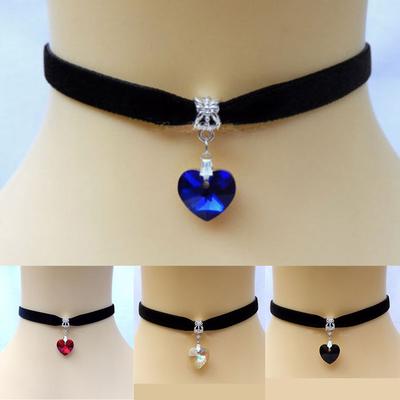 Squisito ciondolo grazioso in velluto nero per donna con collana girocollo in cristallo a forma di cuore. Girocollo in nastro elegante e adorabile