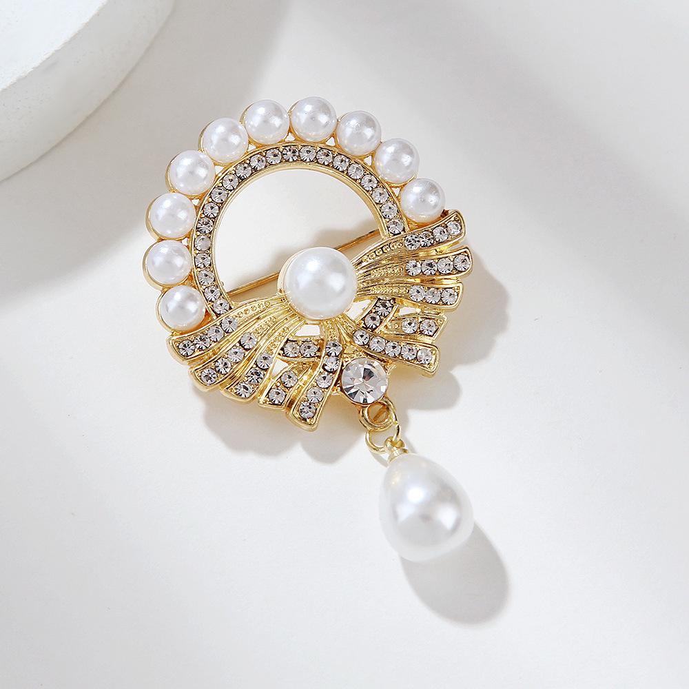 Elegant Women's Pearl and Alloy Lapel Pin Brooch - Fashionable Luxury Accessory