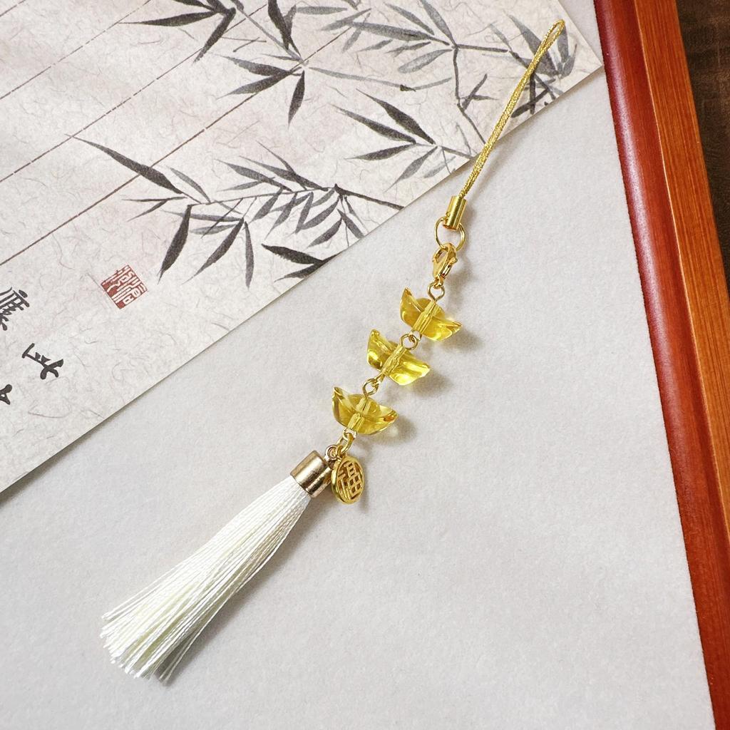 Four-Leaf Clover White Shell Fan Charm: Ancient-Style Phone Chain, Bag Pendant & Lanyard for Shoes, Clothing, and Phone Cases