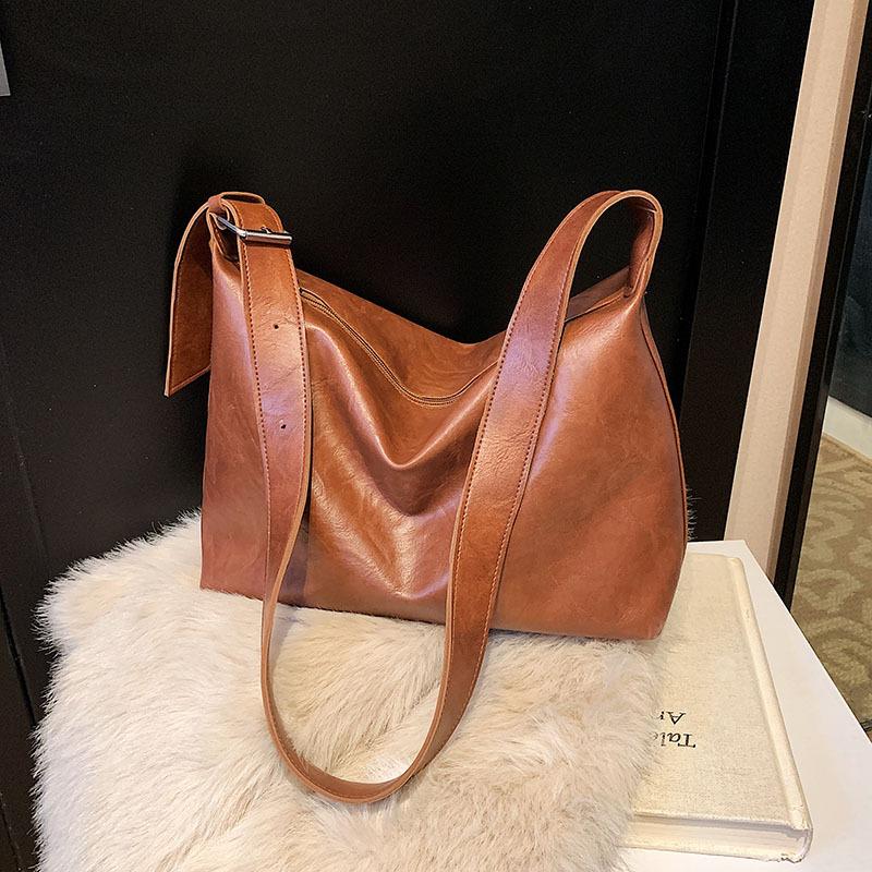 

This year, the popular bag ladies 2025 new retro niche design commuter tote bag versatile shoulder messenger bag коричневый