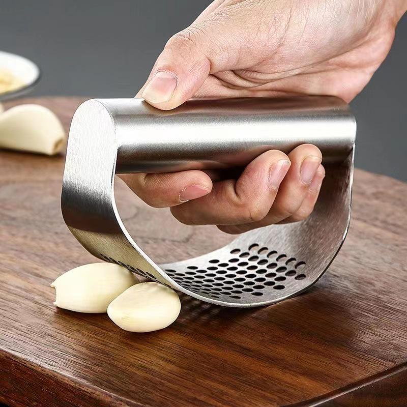 Stainless Steel Garlic Press and Peeler: Manual Household Garlic Pounder and Clip Tool