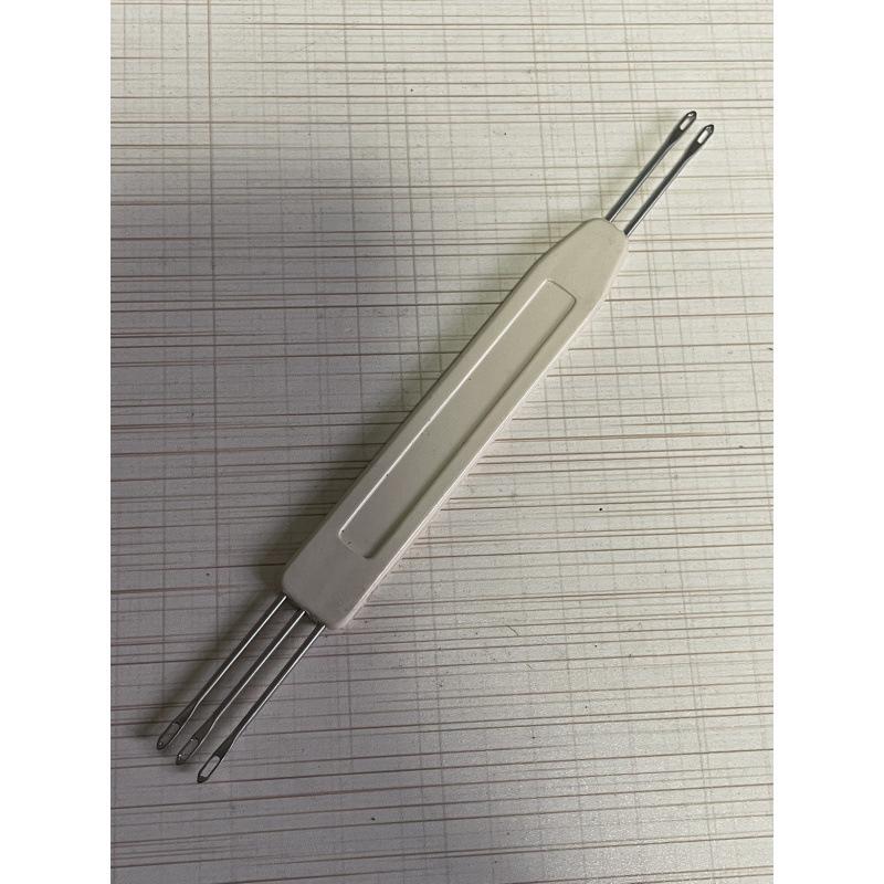 Knitting Machine Yarn Feeder with Needle Picker and Pusher Plate