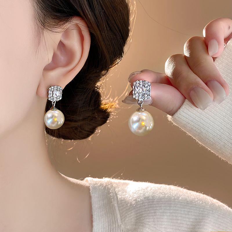 

Five-Petal Flower Pearl Earrings 2025 New Arrival Best Selling Fancy Earrings Petal Stud Earrings Temperament Commute Earrings for Women Silver full of white pearl earrings
