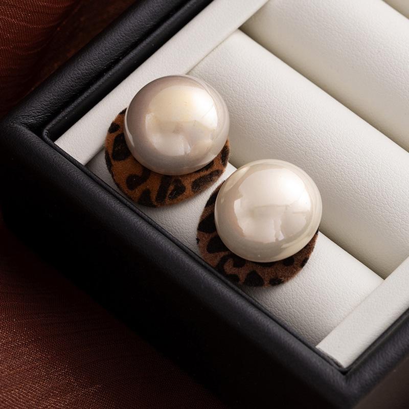 Vintage Maillard Flocked Leopard Print Pearl Stud Earrings, High-End Light Luxury Niche Earrings, Women'S Giant Good-Looking Earrings.