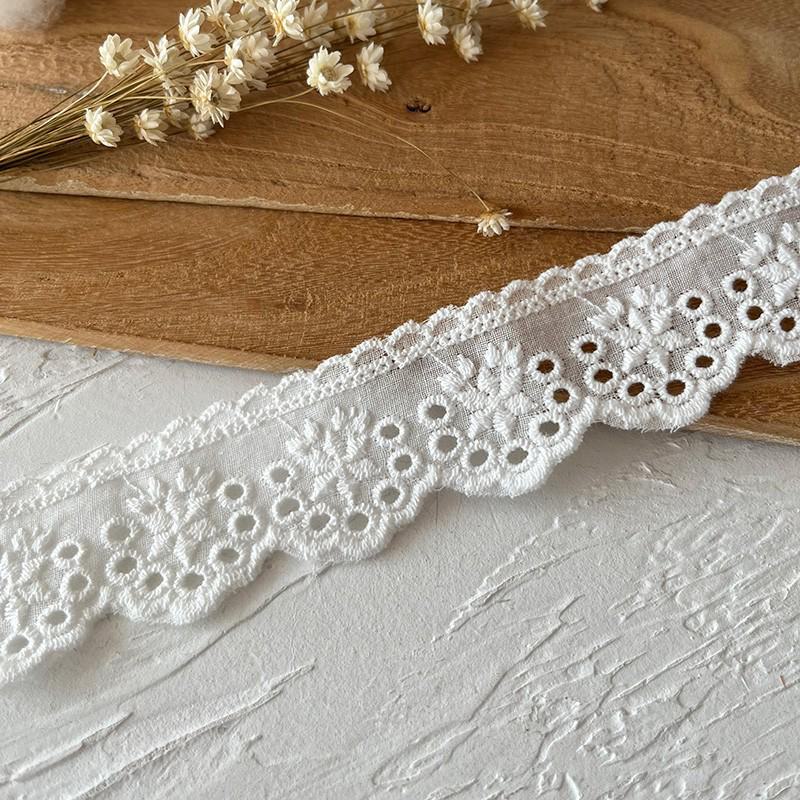Japanischer weißer Spitzenbesatz aus Baumwolle mit Stickerei für selbstgemachte Kleidung – Materialien für Accessoires aus hohler Schleife für Röcke
