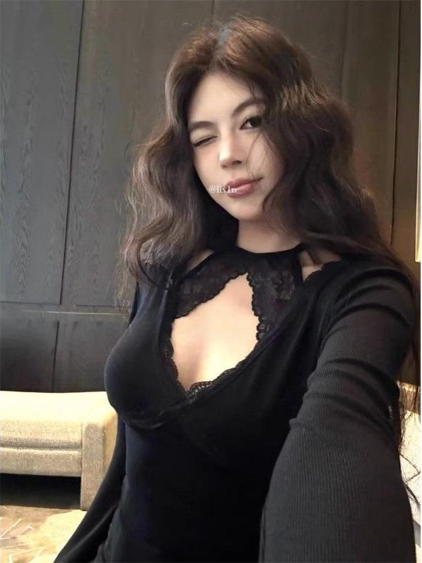 Women's Black Lace-Trim V-Neck Halter Long-Sleeve Slim-Fit Top - Autumn/Winter Fashion, Pure Desire Style