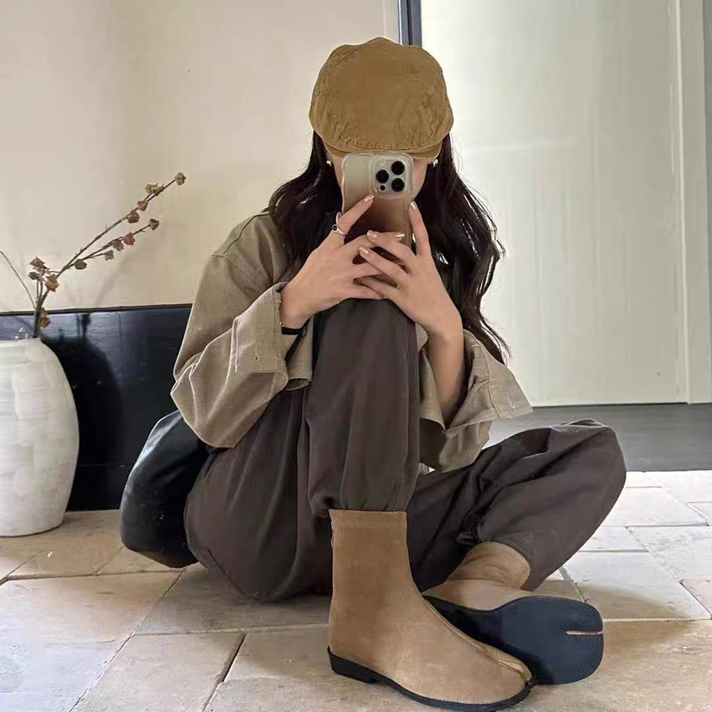 Koreanische Version von Nische Schweinsfüße Split-Toe Kurzstiefel Damen 2025 neu Herbst und Winter vielseitige flache Chelsea Boots Martin Stiefel