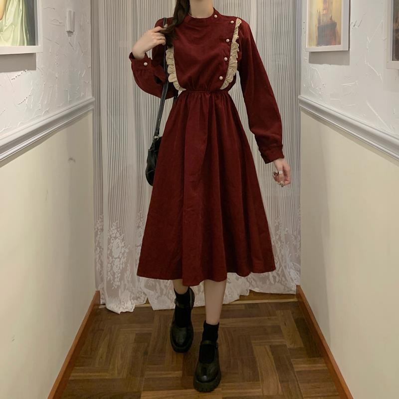 Elegant European Corduroy Long Dress for Women: Heavy-Duty, Fashionable Style for Spring, Autumn, and Winter.