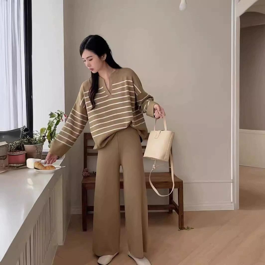

Модный костюм женский корейская версия свободный полосатый вязаный топ комплект из двух предметов, повседневные вязаные брюки широкие от бедра с высокой талией One Size верблюд