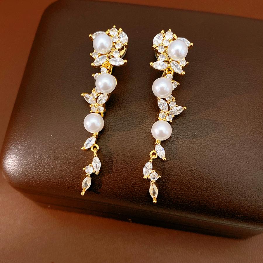 Vintage Butterfly Zirconia Tassel Pearl Ear Clip - Elegant, Fashionable, Luxurious Women s Earring