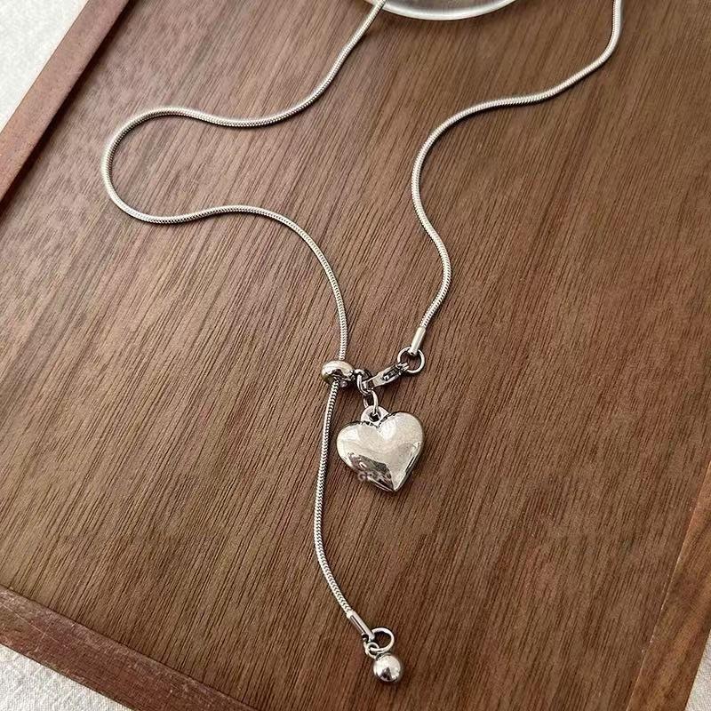 Simple and versatile design sense of love pendant necklace women's light luxury high-end sense long autumn and winter temperament sweater chain