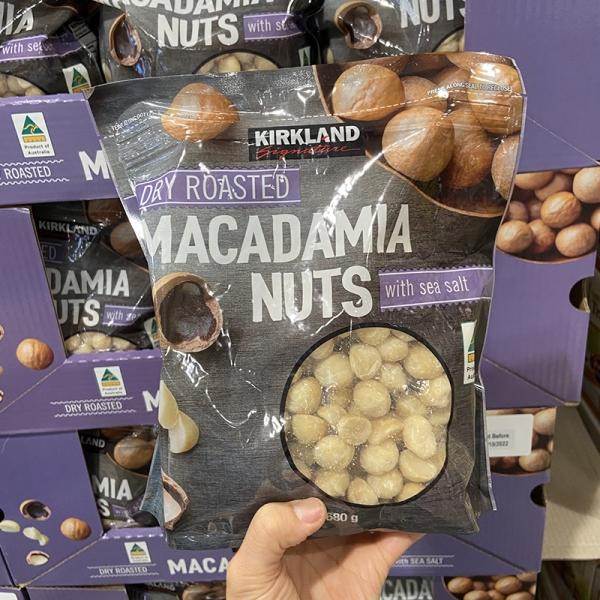 Kirkland Signature Dry Roasted Macadamias with Sea Salt 680g