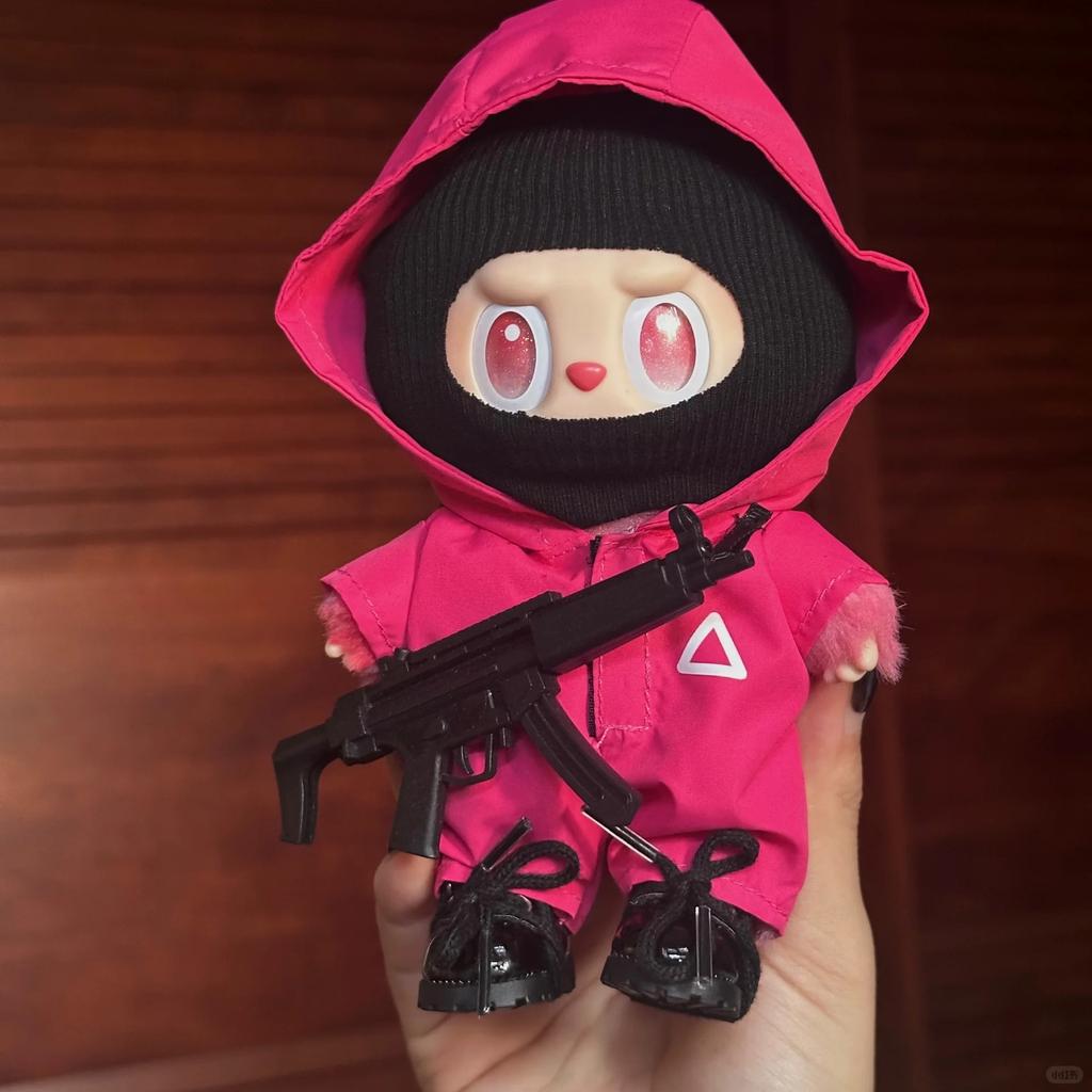 Labubu Kleidung Sportbekleidungs-Set, erhältlich in den Farben Grün und Pink, mit verschiedenen Nummern und Mustern für den pinken Jumpsuit