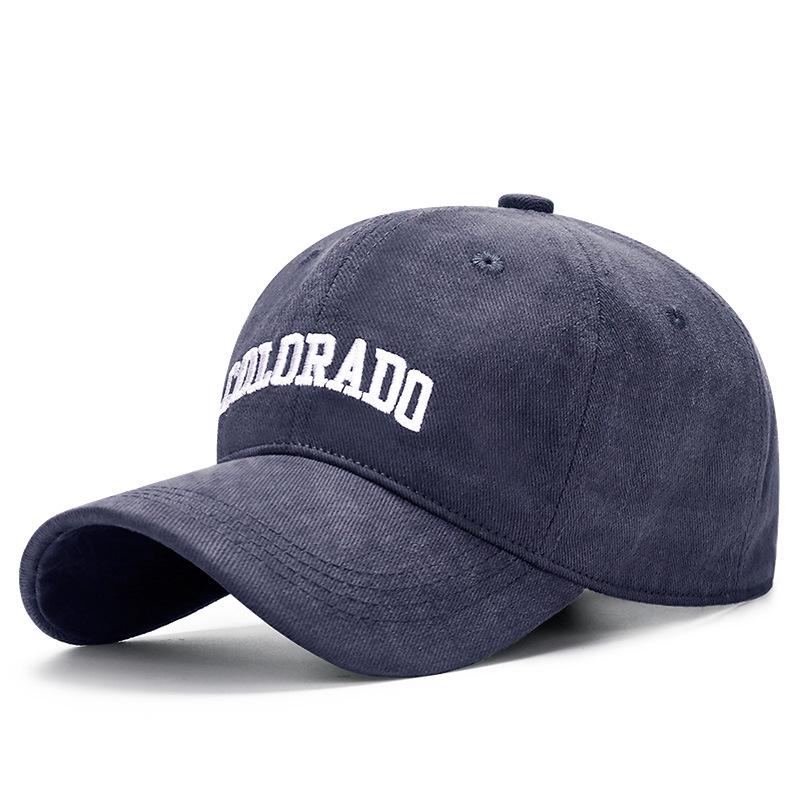 A Big-headed Letter Cap with A Soft Top That Highlights The Face and A Small Ducky-tongued Baseball Cap