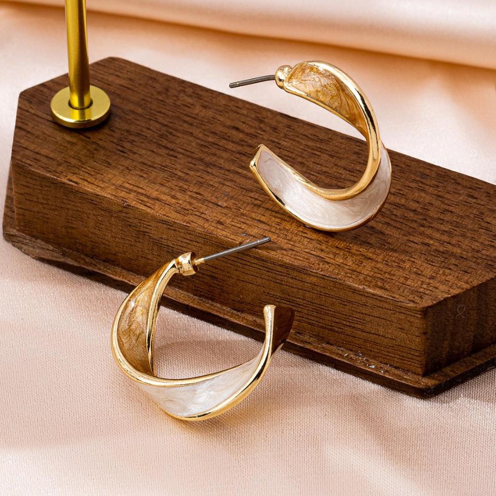 Elegant Spiral Twisted Hoop Earrings: Chic Light Luxury Personality Earrings for Women