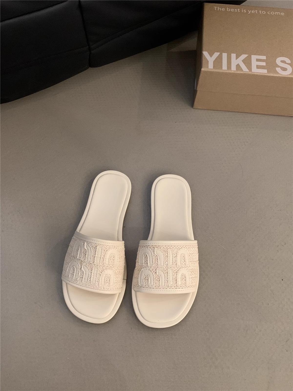 

Маленькие ароматные ветряные тапочки с одним словом на плоской подошве женская обувь 2025 года новая летняя одежда французские маленькие сандалии пляжные сандалии 40