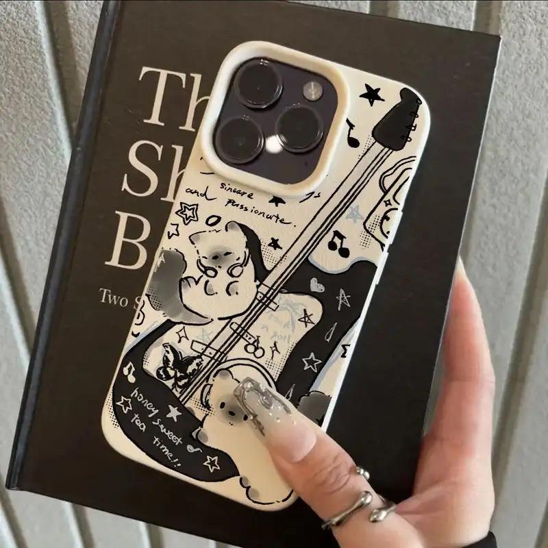 A Guitar Cat Patterned Lychee-Textured Phone Case, Suitable for iPhone 17, 16, 15, Plus, Pro, Max Series Phones — Can Be Used as a Gift