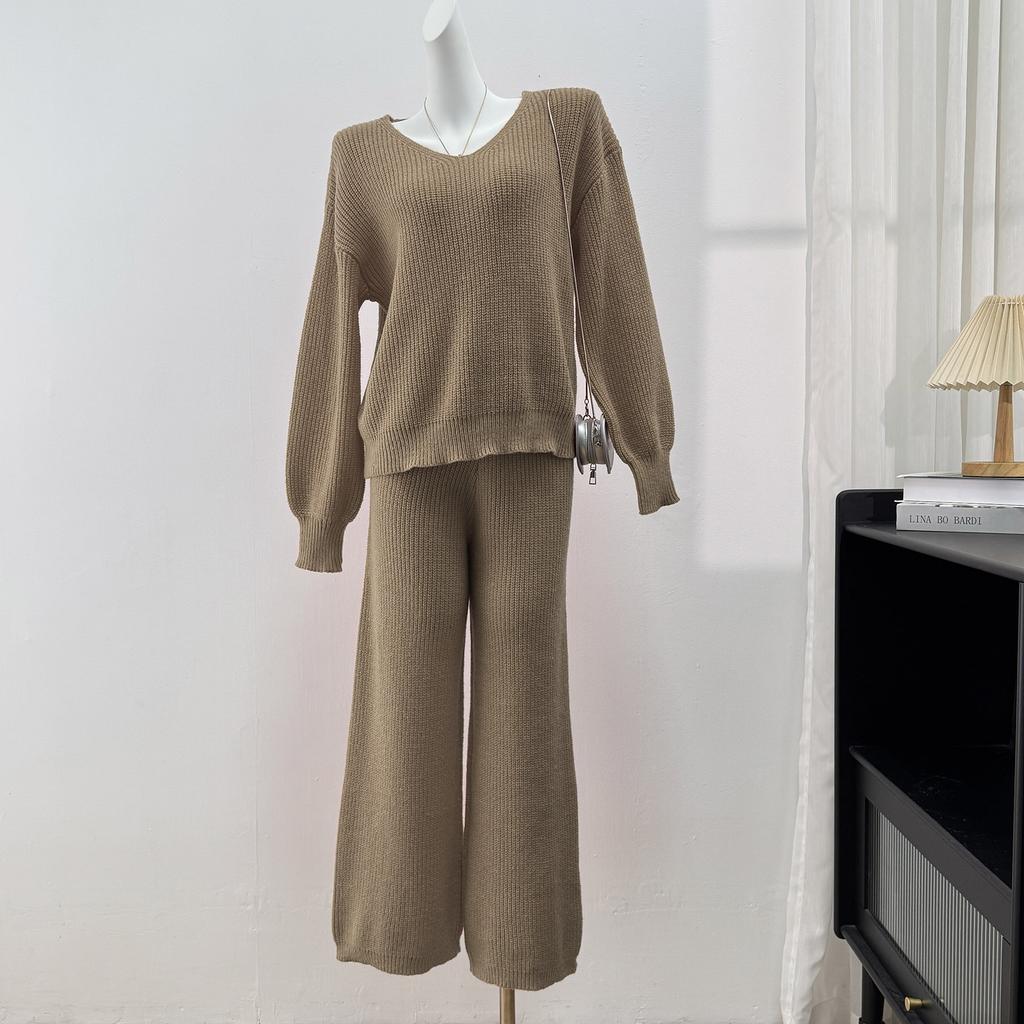 Simple and Fashionable Woolen Outfit for Women - V-neck Loose Top, Solid-colored Wide-leg Straight Pants, and A Sweater Set.