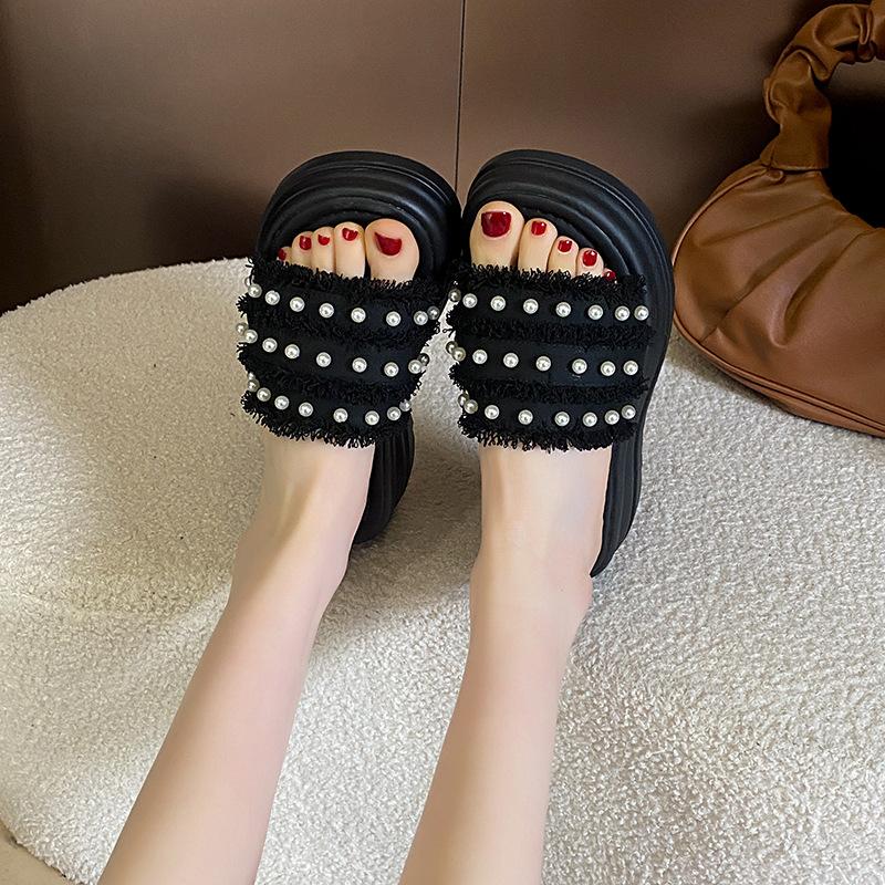 French Small Fragrant Slippers Women's Summer Wear 2025 New Internet Celebrity Fashion Pearl Tassel Thick Bottom Beach Cool Slippers