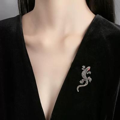 Übertriebene Gecko-Form-Brosche, glänzende Strasssteine, eingelegte Anstecknadel, Schal-Schnalle aus Kunstseide, Kleiderabzeichen, Outfit-Zubehör